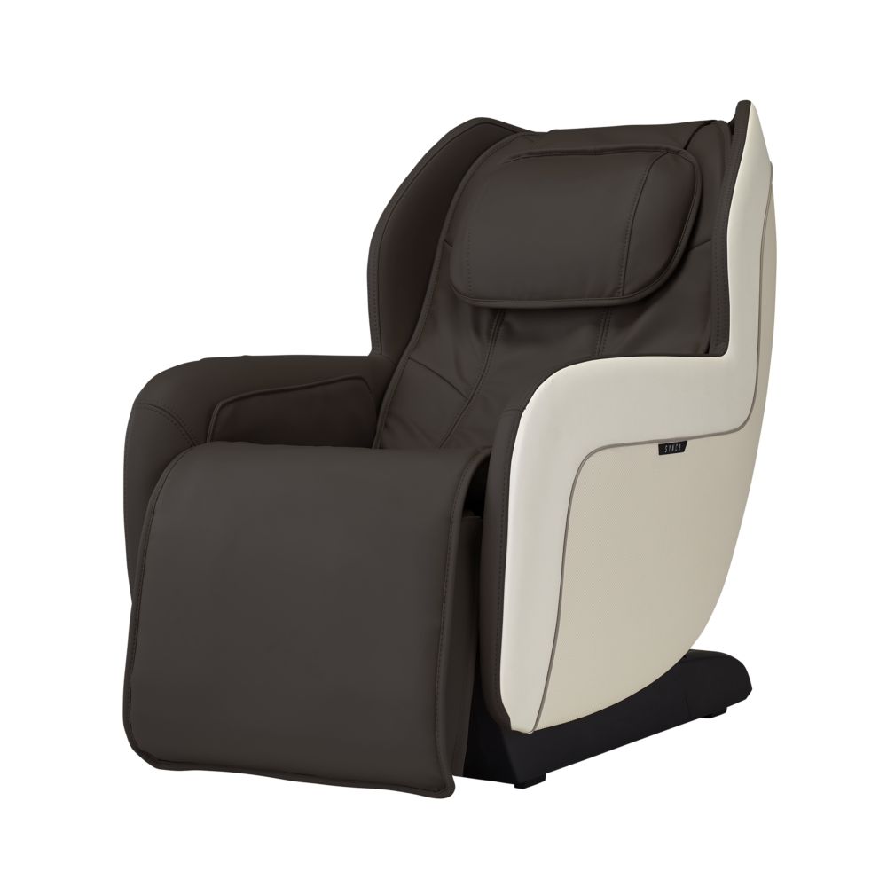 Synca Circ+ Massagesessel espresso, diagonale Ansicht. Dunkelbraunes Leder, cremefarbene Seitenteile. Rückenlehne, Fußstütze.