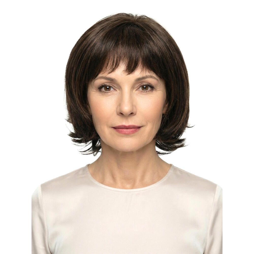 Kurze, braune Perücke mit Pony. Frau mit hellem Oberteil. Frontansicht.