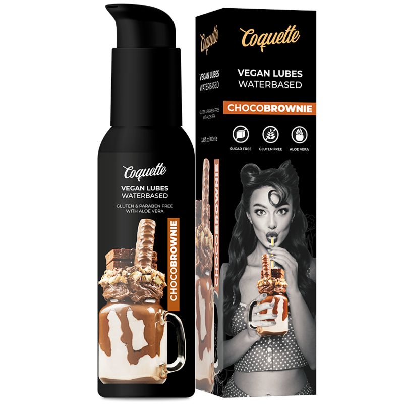 Schwarze Flasche und Verpackung. Aufschrift: Coquette, Vegan Lubes Waterbased, ChocoBrownie. Abbildung eines Milchshakes. Frau trinkt Milchshake.