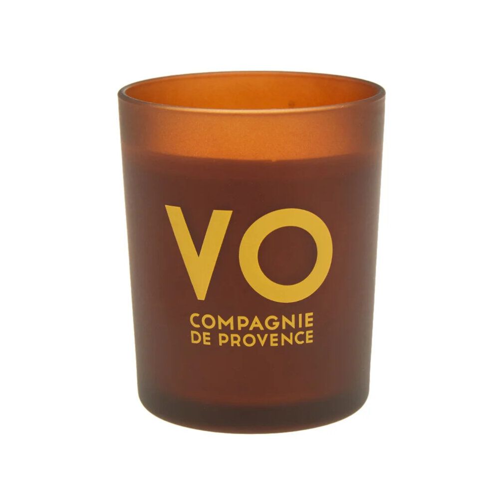 Braune Kerze in einem Glasbehälter. Gelber Schriftzug 'VO COMPAGNIE DE PROVENCE'.