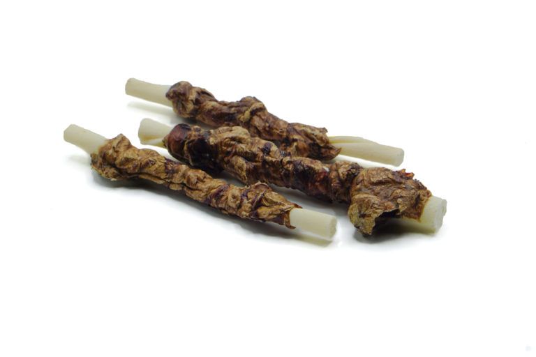 Mehrere Kaustangen mit Rinderlunge. Helle Stäbe, umwickelt mit getrocknetem Fleisch. Auf weißem Hintergrund.