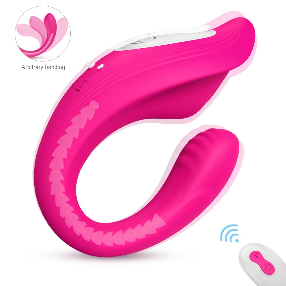 Rosa Vibrator mit Fernbedienung. Gebogene Form mit geriffelter Oberfläche. Fernbedienung weiß mit rosa Knöpfen. Hintergrund weiß.