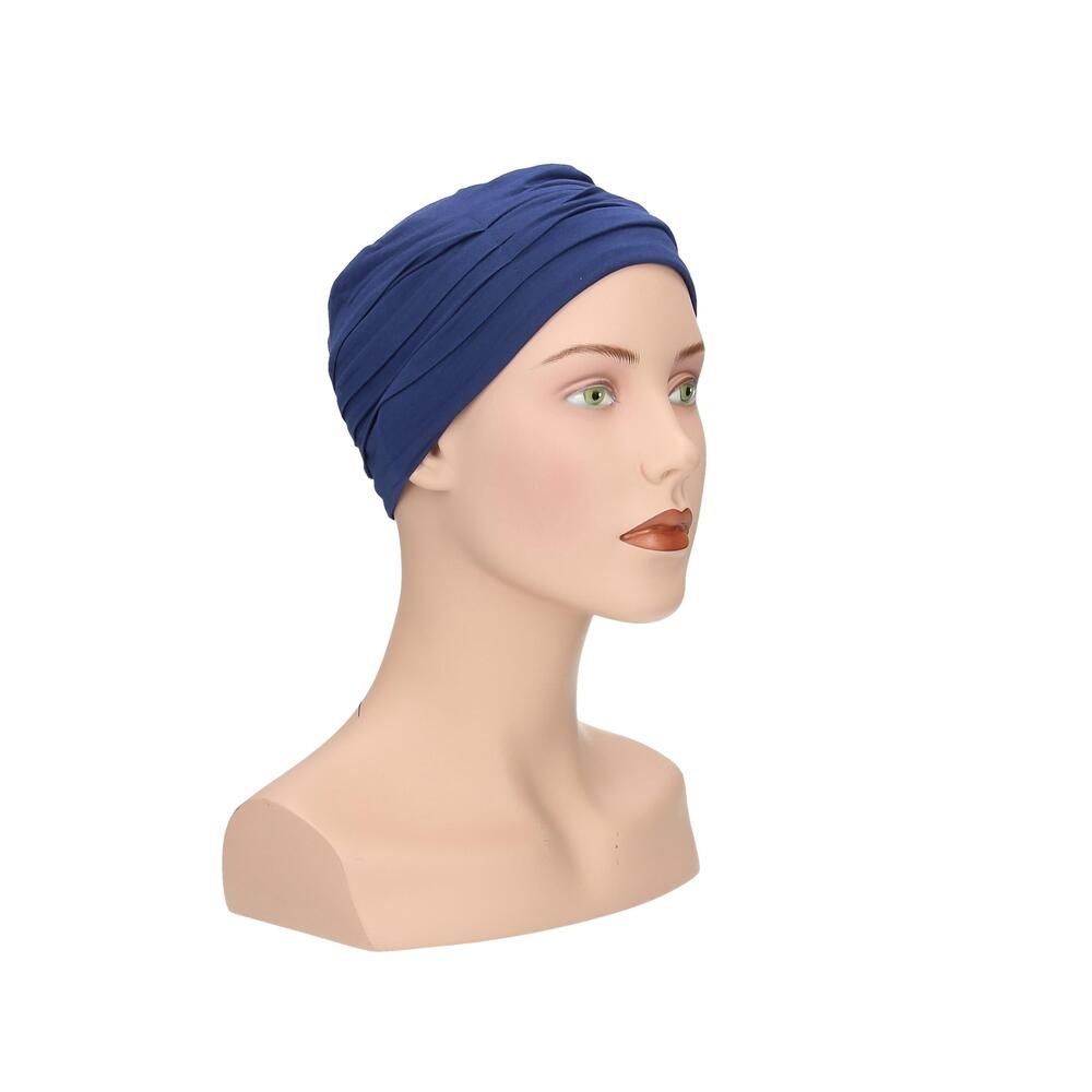 Blauer Turban auf einer Büste. Dreiviertelansicht. Stoff mit Falten. Keine weiteren Details.