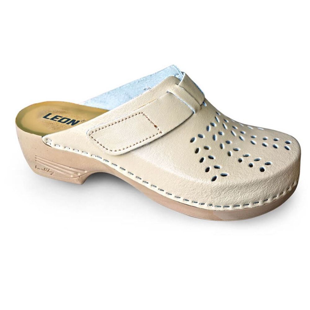 Beige Komfortschuhe. Obermaterial mit Perforationen. Verstellbarer Riemen. Marke LEON sichtbar. Sohle in Beige.