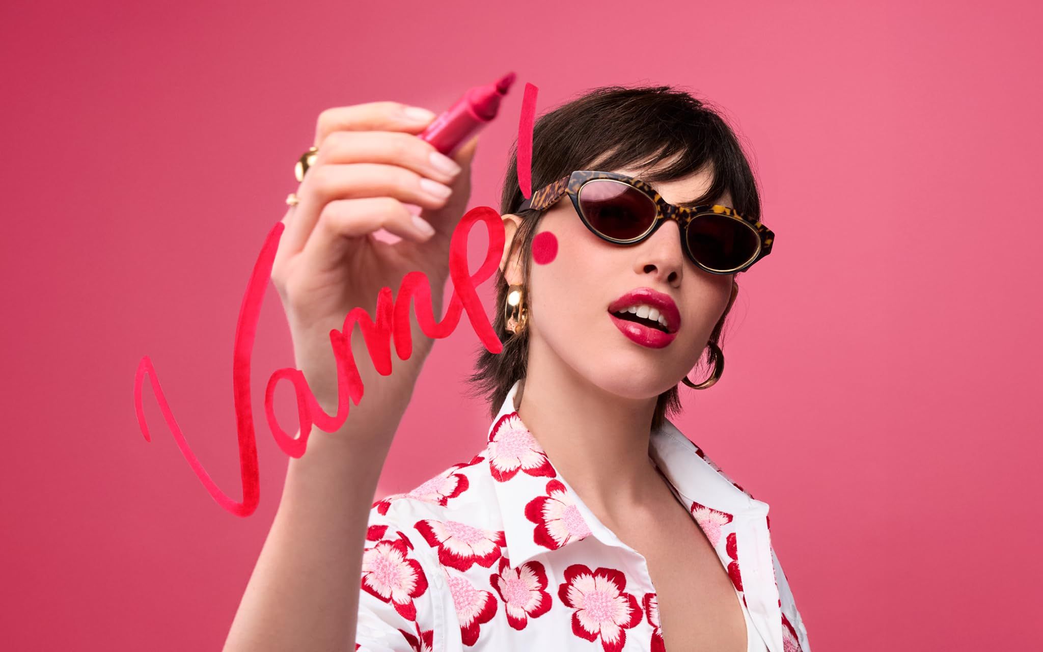 Frau schreibt mit Pupa Vamp! Lippenstift.
