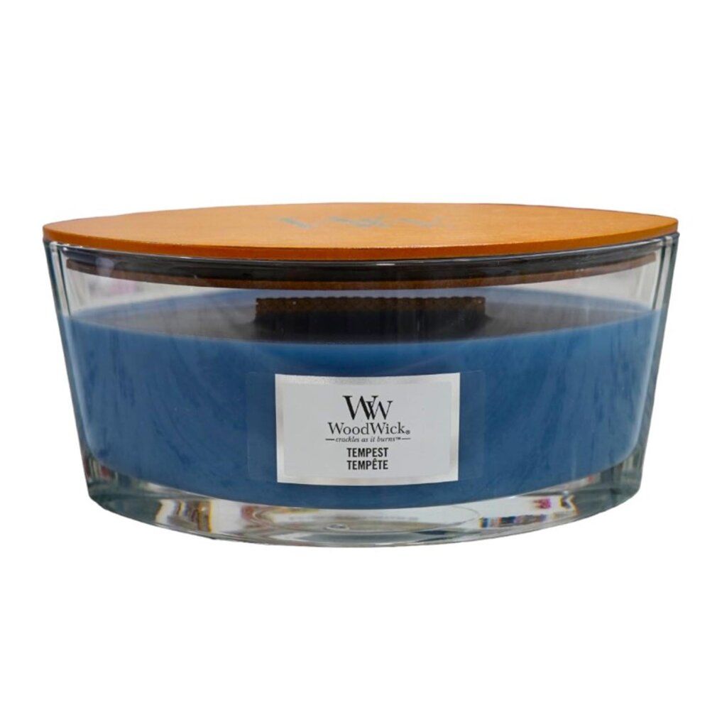Blaue Kerze in Glasbehälter mit Holzdeckel. Aufkleber mit Logo und Text. Holzdocht sichtbar.
