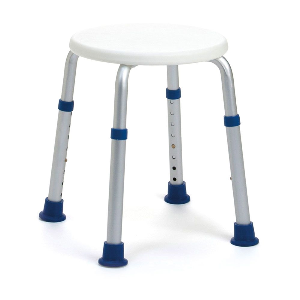 Ein höhenverstellbarer Duschhocker mit weißem Sitz und silbernen Beinen mit blauen Akzenten.