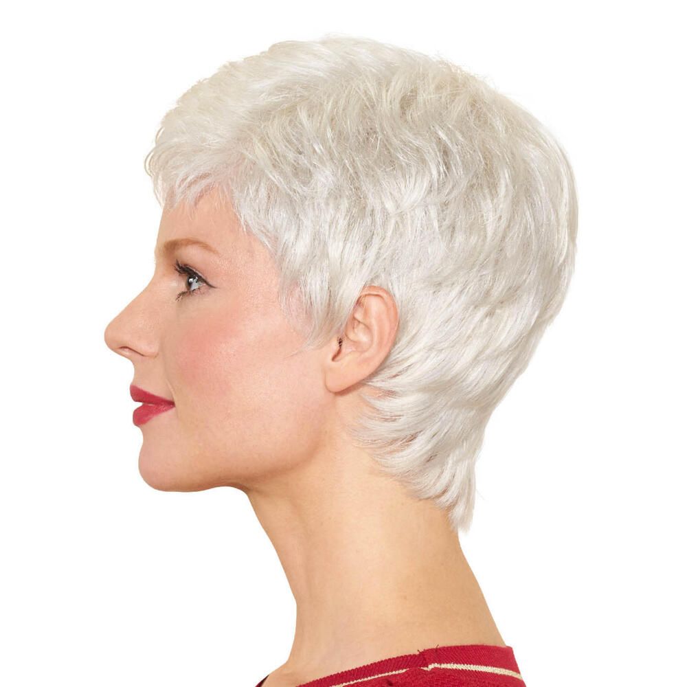 Silberne Kurzhaarperücke, Seitenansicht einer Frau.