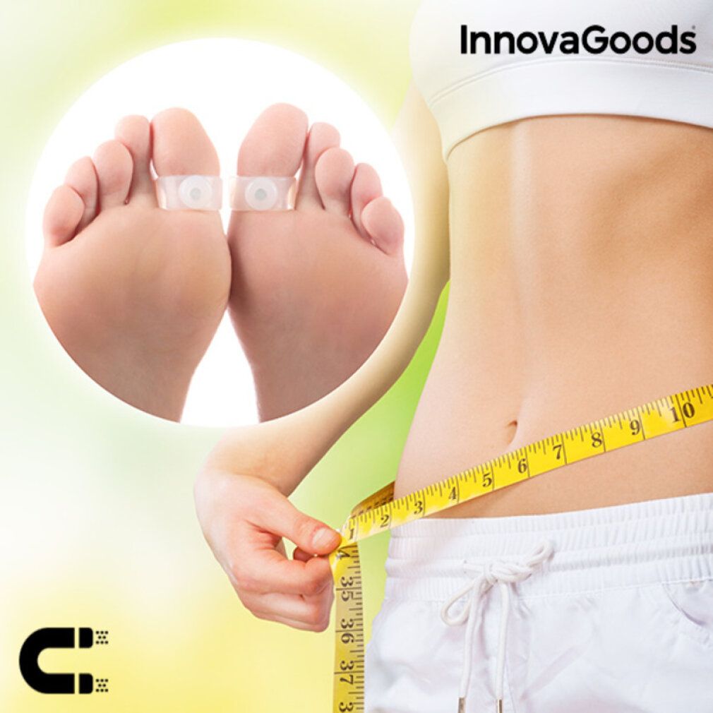 Nahaufnahme von Füßen mit Ringen. Marke InnovaGoods. Gelbes Maßband um einen Bauch. Hintergrund: grün-gelb.