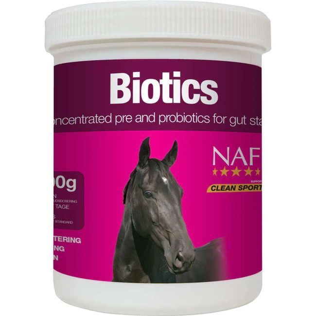 Weißer Behälter mit lila Etikett. Aufschrift "Biotics". Bild eines Pferdekopfes. "NAF" und "Clean Sport" sind ebenfalls zu sehen.