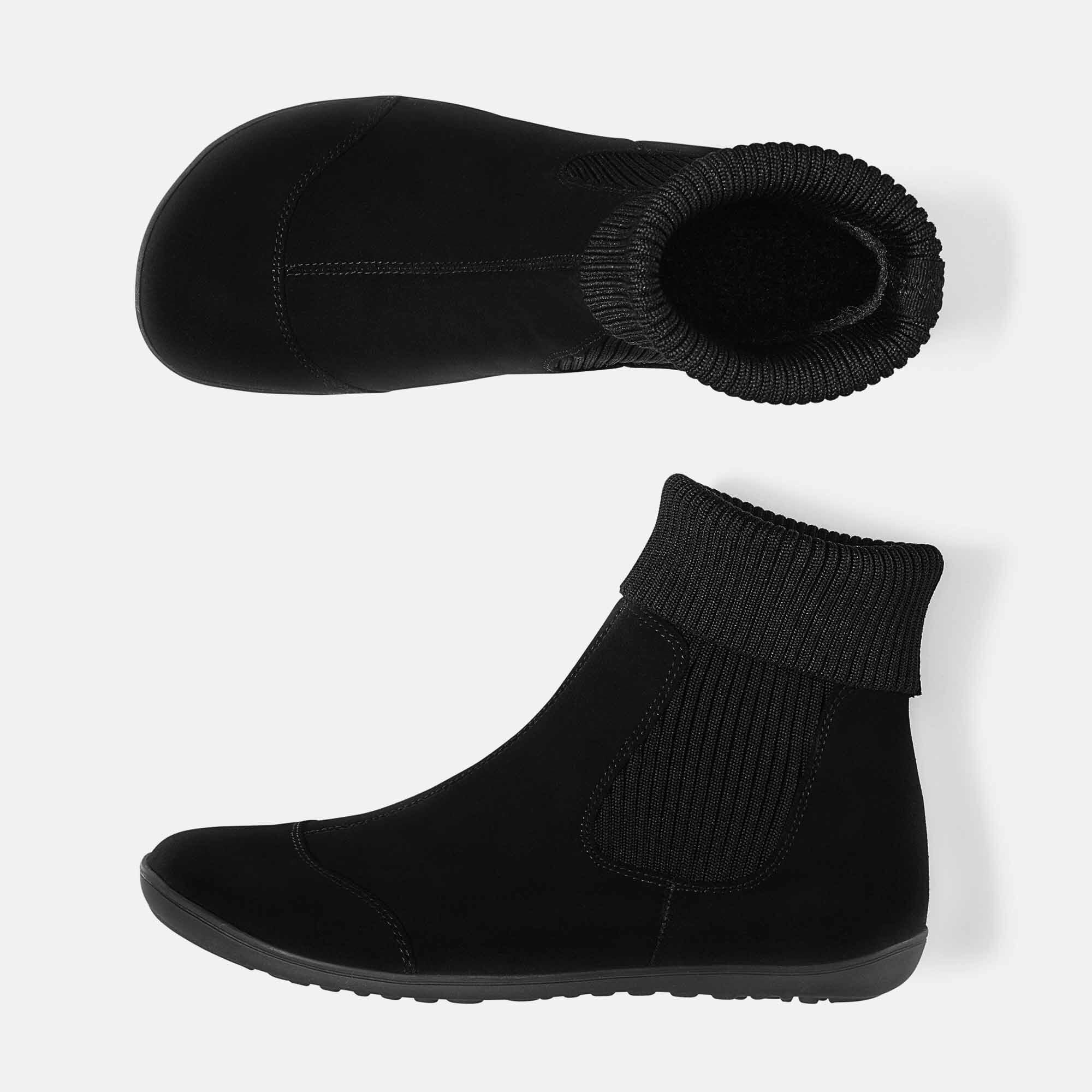 Zwei Ansichten schwarzer Stiefeletten. Oben: Schuh von oben. Unten: Seitenansicht. Wildleder, gerippter Schaft.