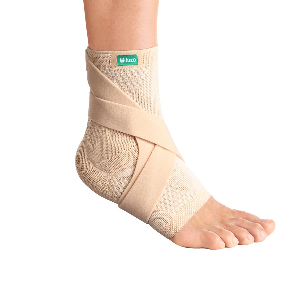 Beige Sprunggelenkbandage. Mit Kreuzband und Juzo-Logo. Auf Knöchel getragen.