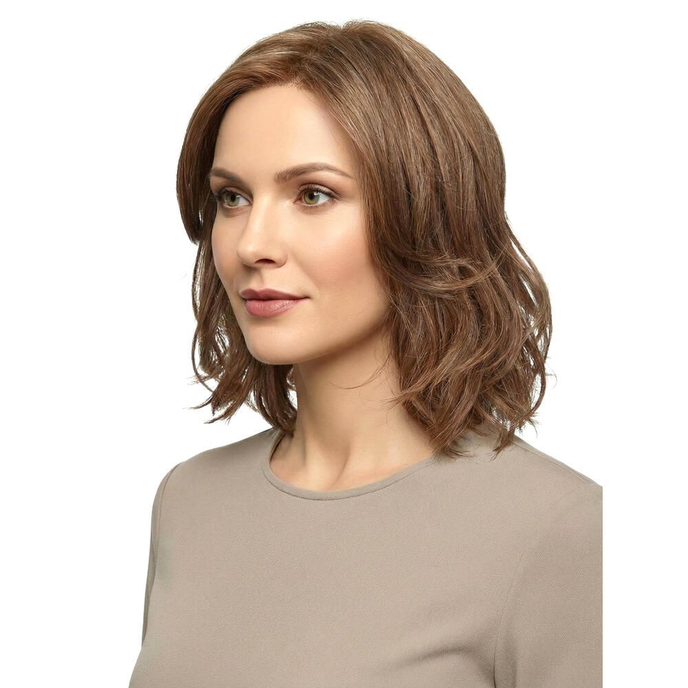 Perücke Lilie von trendhair. Kurze, gewellte, braune Haare. Frau mit beigem Oberteil. Dreiviertelansicht.