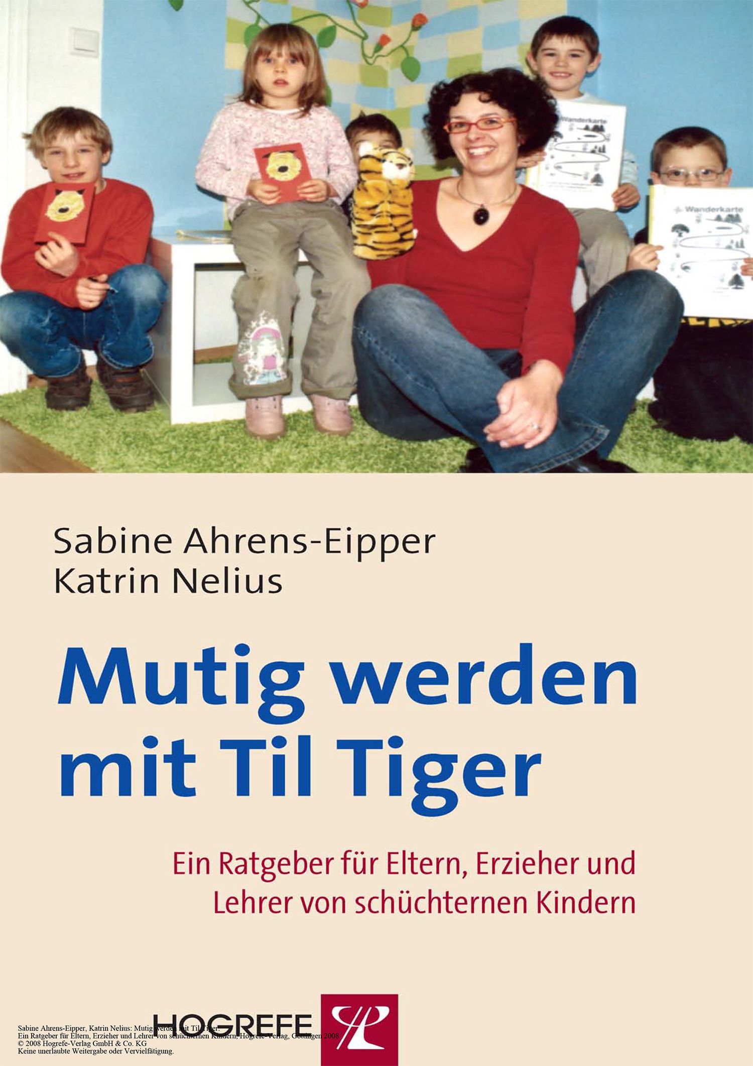 Buchcover: "Mutig werden mit Til Tiger". Autorinnen: Sabine Ahrens-Eipper, Katrin Nelius. Untertitel: Ein Ratgeber für Eltern, Erzieher und Lehrer.