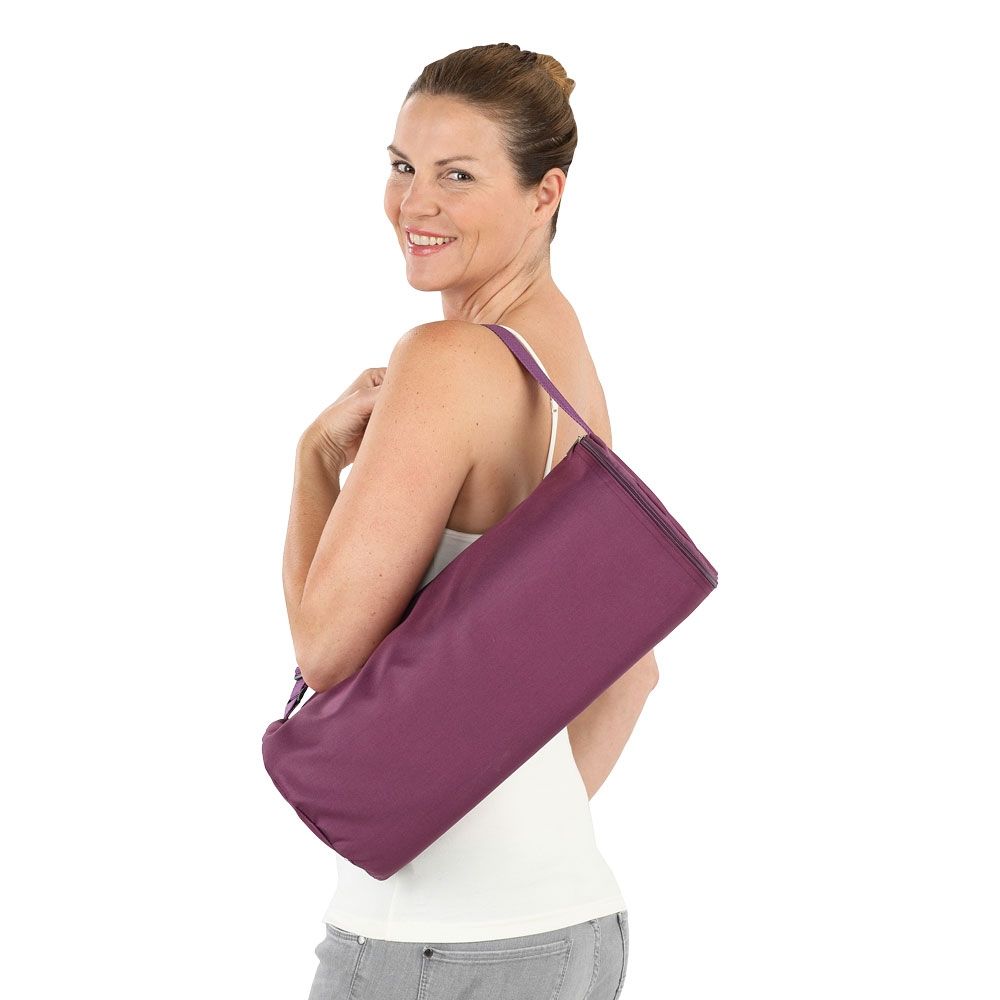 Frau mit lila Tragetasche über der Schulter. Tasche für Akupressurmatte.
