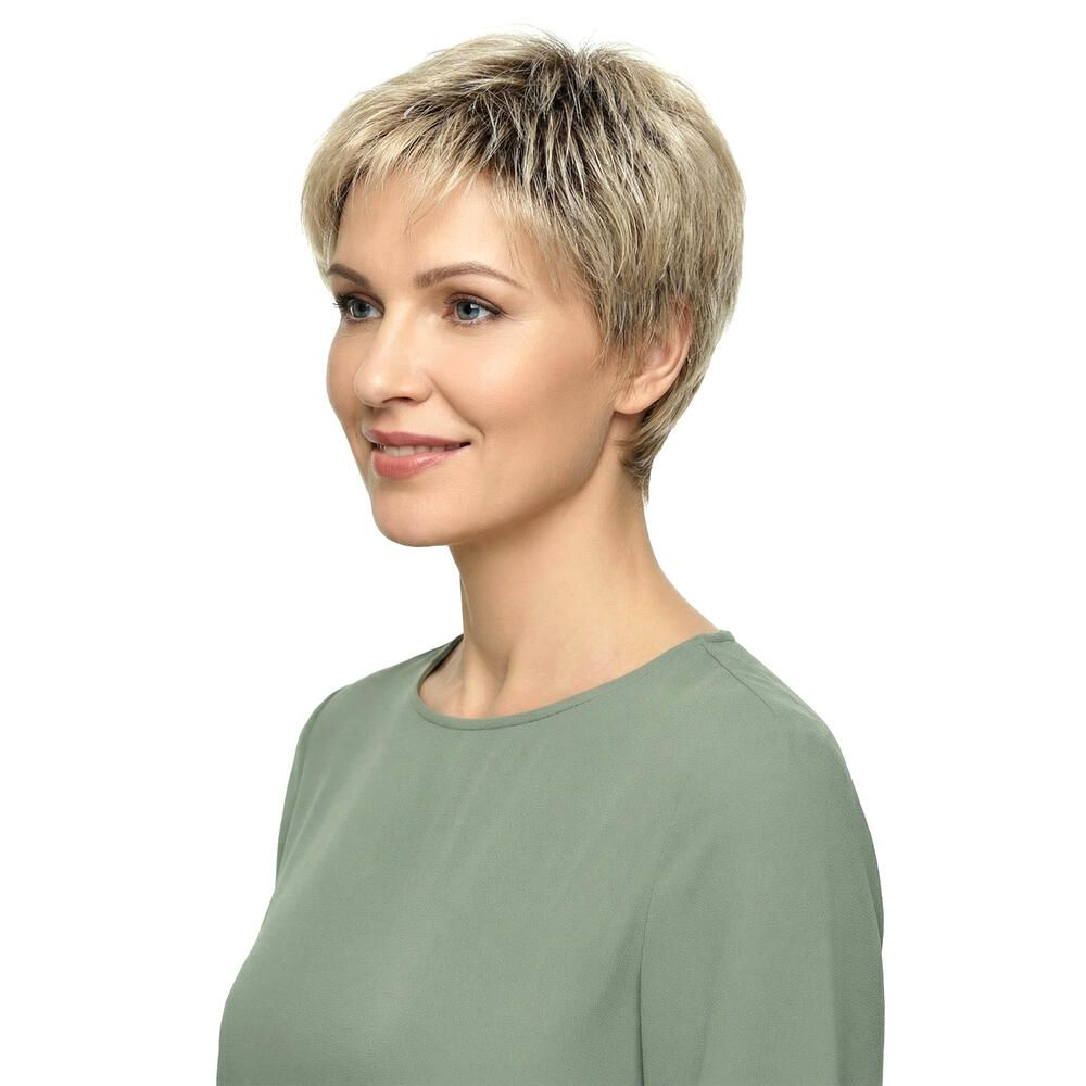 Kurzhaarperücke in Blond. Seitenansicht einer Frau mit grünem Oberteil. Frau lächelt leicht.