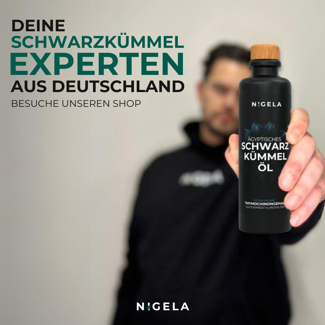 Mann hält eine schwarze Flasche mit Nigela-Logo und Text: Ägyptisches Schwarzkümmel Öl.