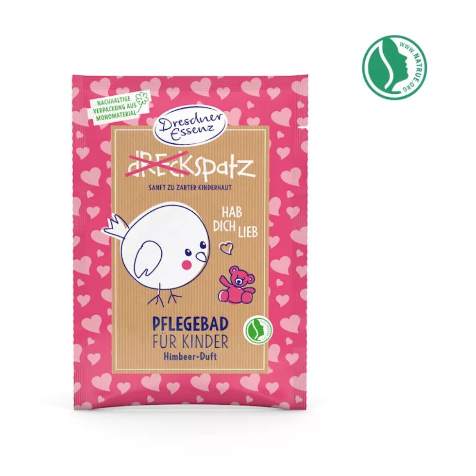Rosa Pflegebad-Verpackung mit Herzmuster. Text: Dresdner Essenz, Dreckspatz, Pflegebad für Kinder, Himbeer-Duft. Logo: Natrue.