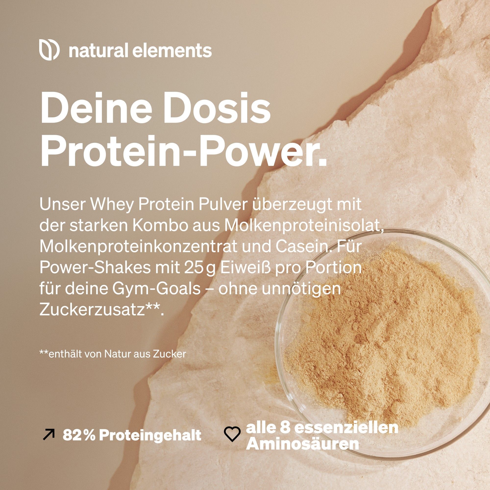 Schüssel mit Whey Protein Pulver. Text: Deine Dosis Protein-Power. 82% Proteingehalt. Enthält alle 8 essentiellen Aminosäuren.