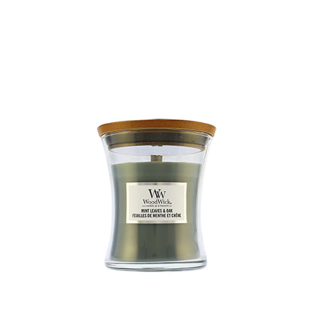 Grüne Kerze in Sanduhrform mit Holzdeckel. Aufkleber mit Produktnamen und Marke WoodWick. Mint Leaves & Oak.