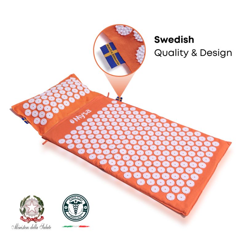Orangenes Akupressur-Set mit weißen Noppen. Enthält Matte und Kissen. Produktname: Mysa. Mit schwedischem Qualitätszeichen.