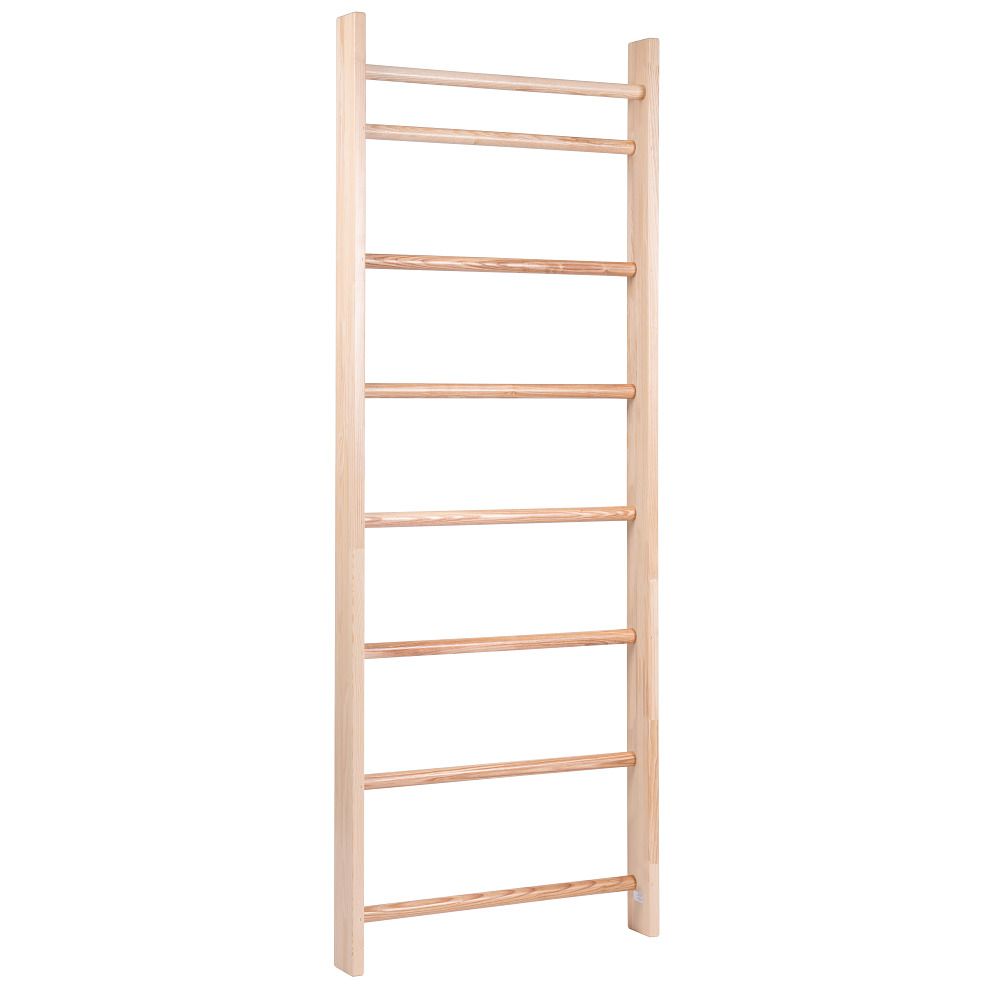 Sprossenwand aus hellem Holz mit 7 Sprossen. Vertikale Holme, horizontale Sprossen. Auf hellem Hintergrund.