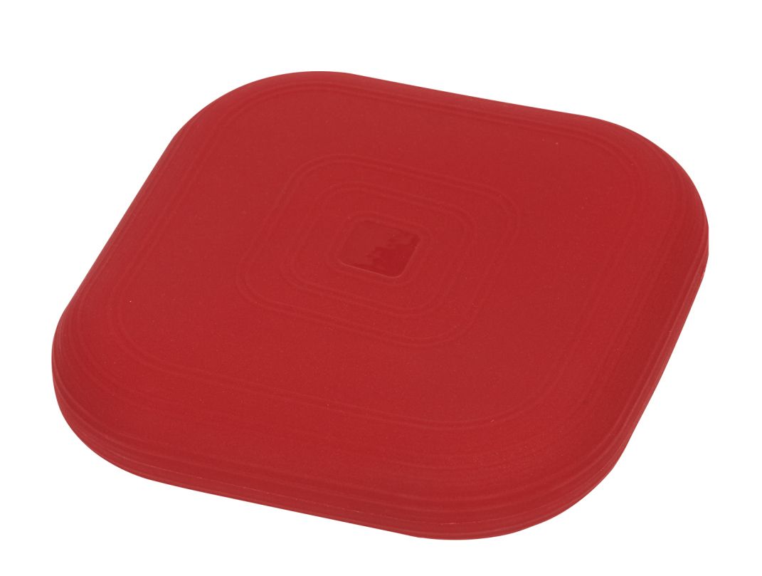 Rotes, quadratisches Kissen mit abgerundeten Ecken. Oberfläche mit quadratischem Muster. Erhöhter Rand.