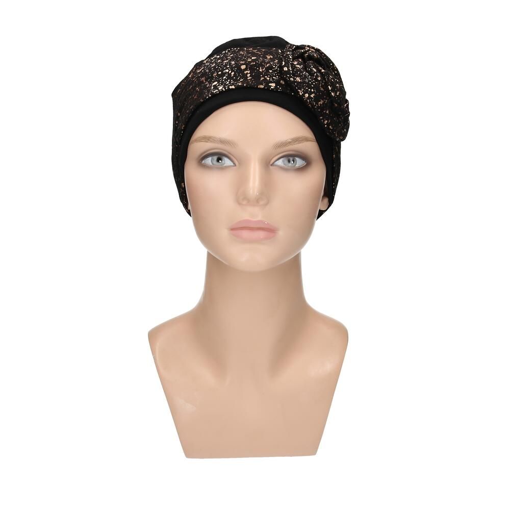 Schwarzer Turban mit goldfarbenem Muster auf einer Schaufensterpuppe. Frontansicht.