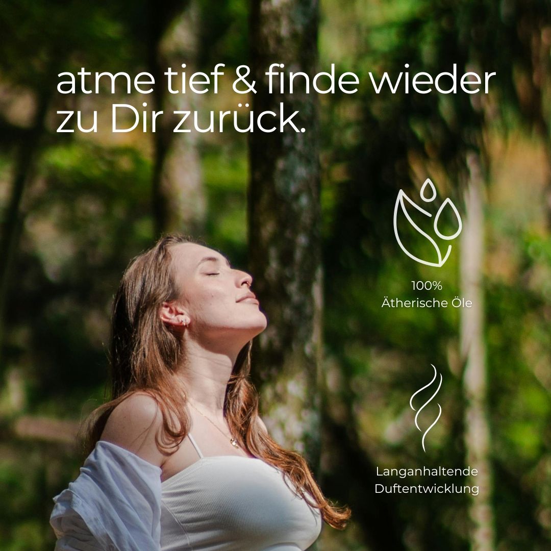 Frau atmet tief in einem Wald. Text: Atme tief & finde wieder zu Dir zurück.