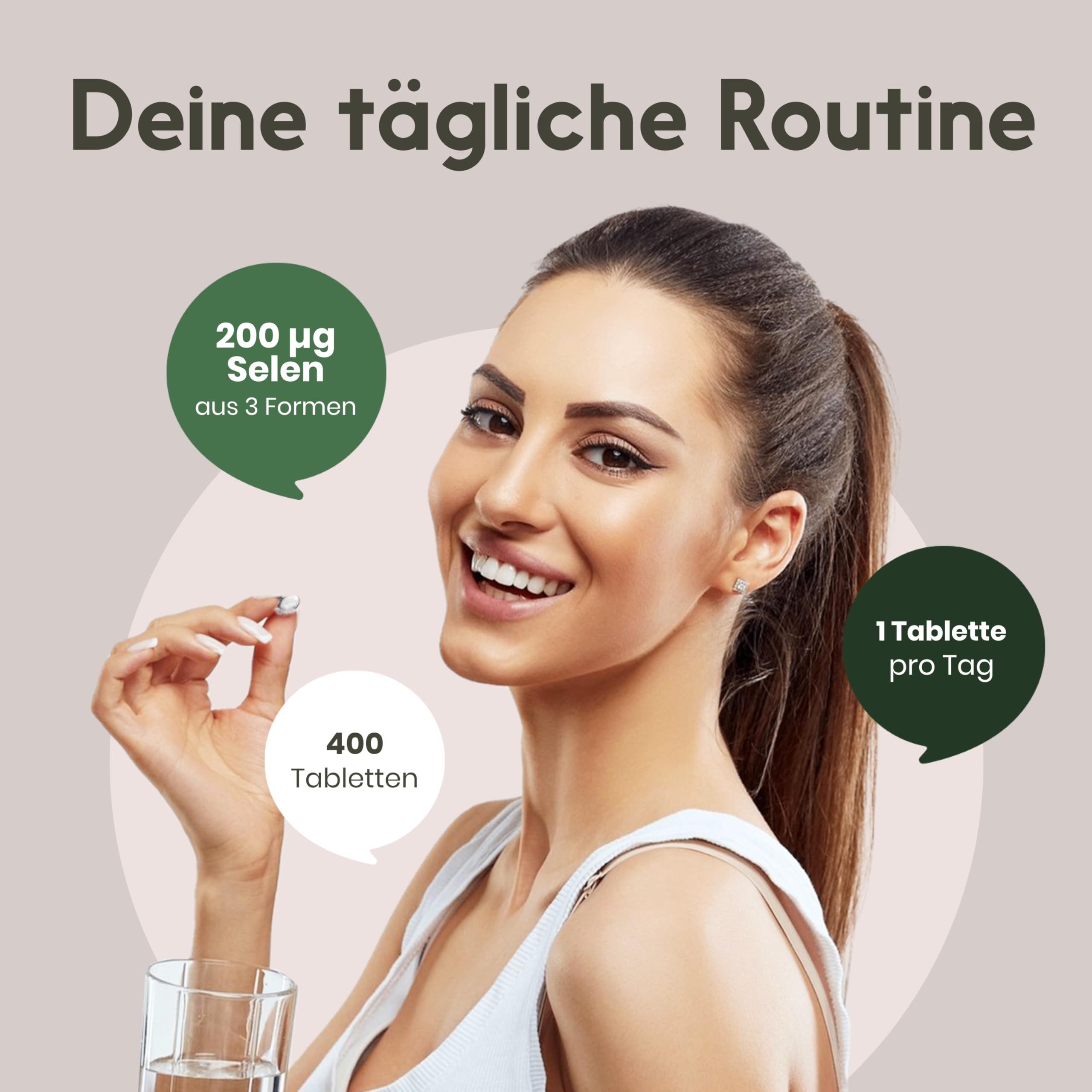 Eine Frau hält eine Tablette. Sprechblasen mit Text: 200 µg Selen, 400 Tabletten, 1 Tablette pro Tag. Sie lächelt.