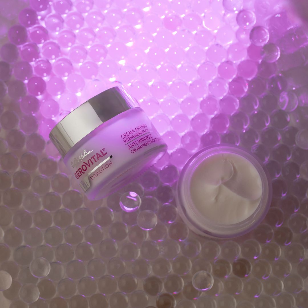 Zwei Cremetiegel mit silbernen Deckeln auf lila Kugeln. Aufschrift: Gerovital H3 Evolution, Anti-Falten-Creme.