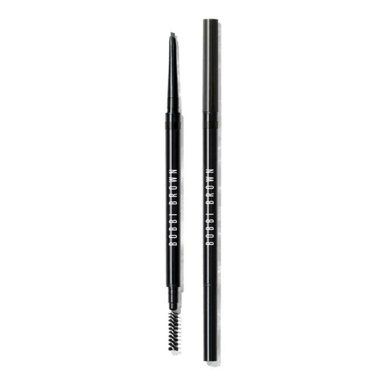Zwei schwarze Augenbrauenstifte. Einer mit Bürste, der andere mit Kappe. Beide Stifte tragen den Markennamen Bobbi Brown.