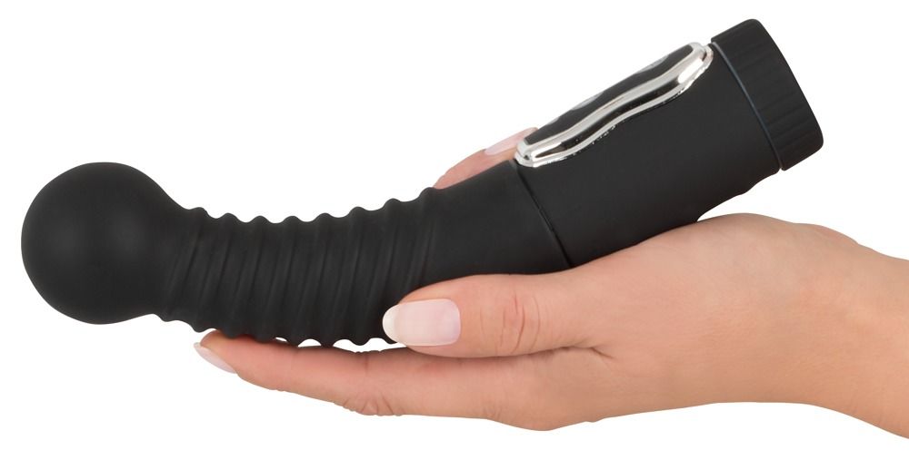Schwarzes Prostate Massager-Produkt in Hand gehalten. Geriffelte Oberfläche, abgerundete Spitze, Bedienfeld.