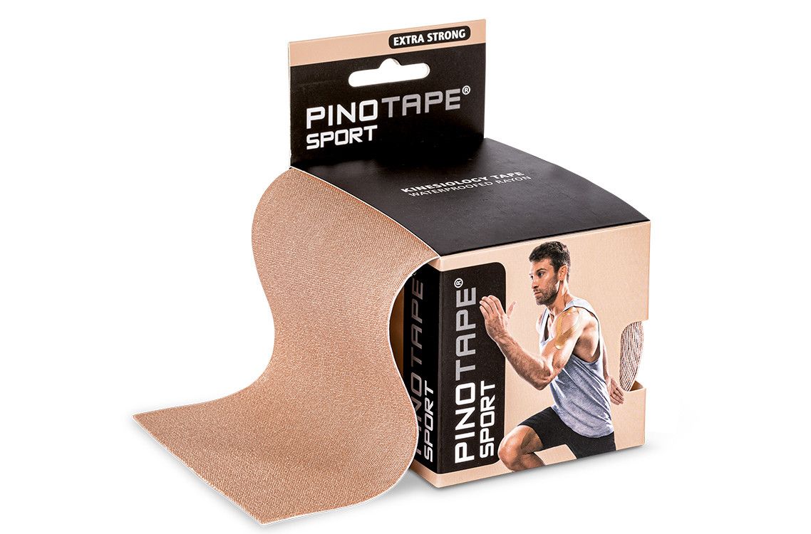 Beige Sporttape-Rolle, teilweise aus der Verpackung. Aufdruck: PINOTAPE SPORT. Verpackung mit Mann beim Sport.