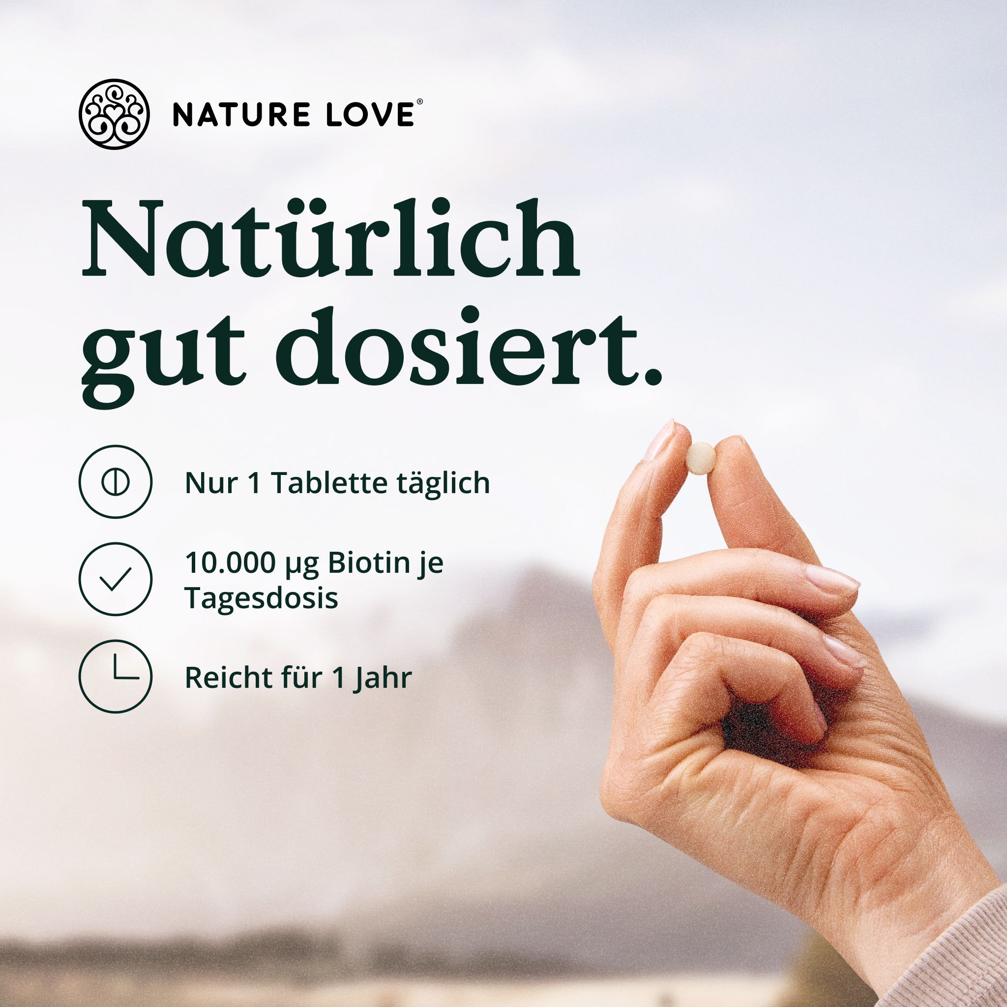 Hand hält eine Tablette Biotin Komplex. Informationen: 1 Tablette täglich, 10.000µg Biotin, reicht für 1 Jahr.