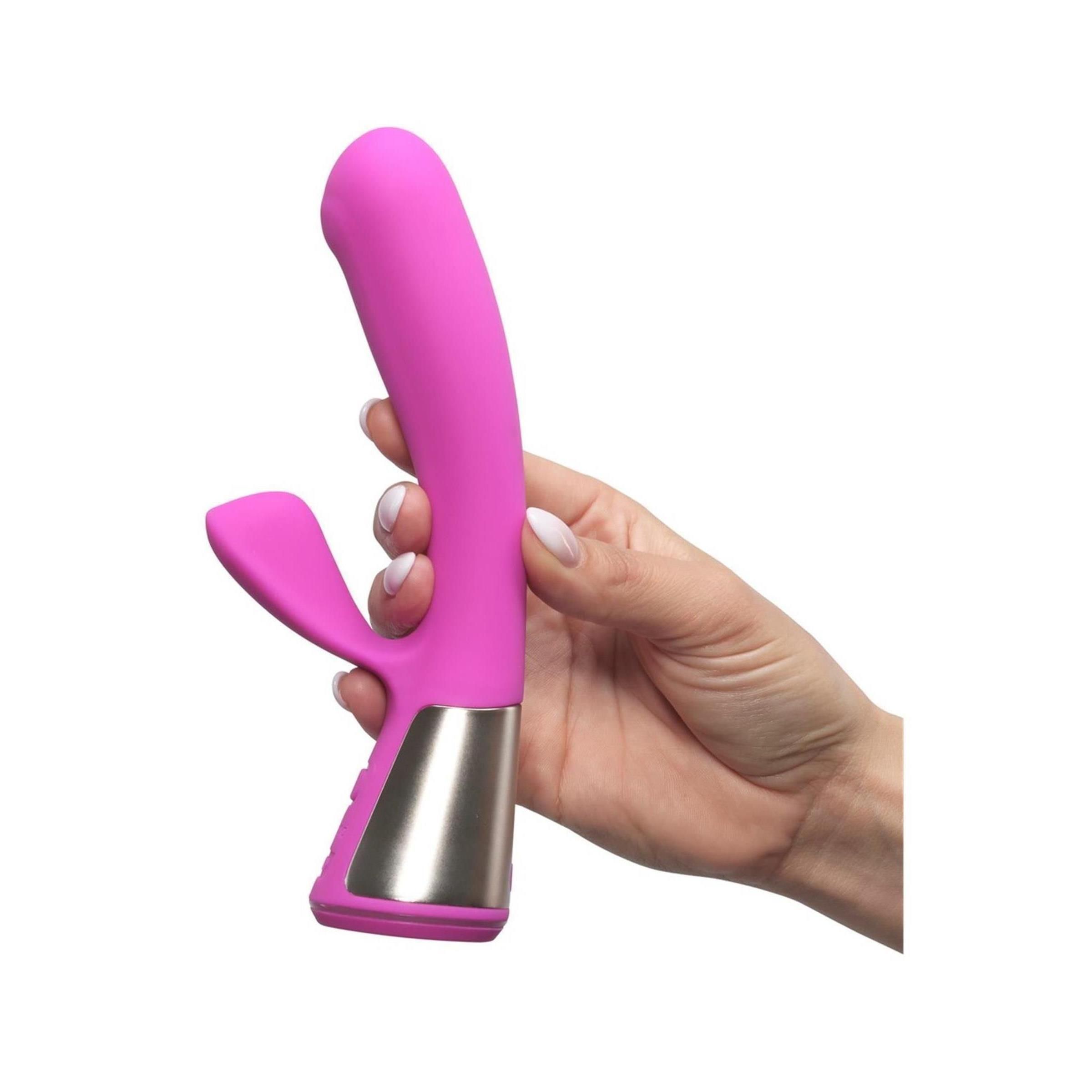 Hand hält einen rosa Vibrator mit gebogener Form und silberfarbenem Sockel.