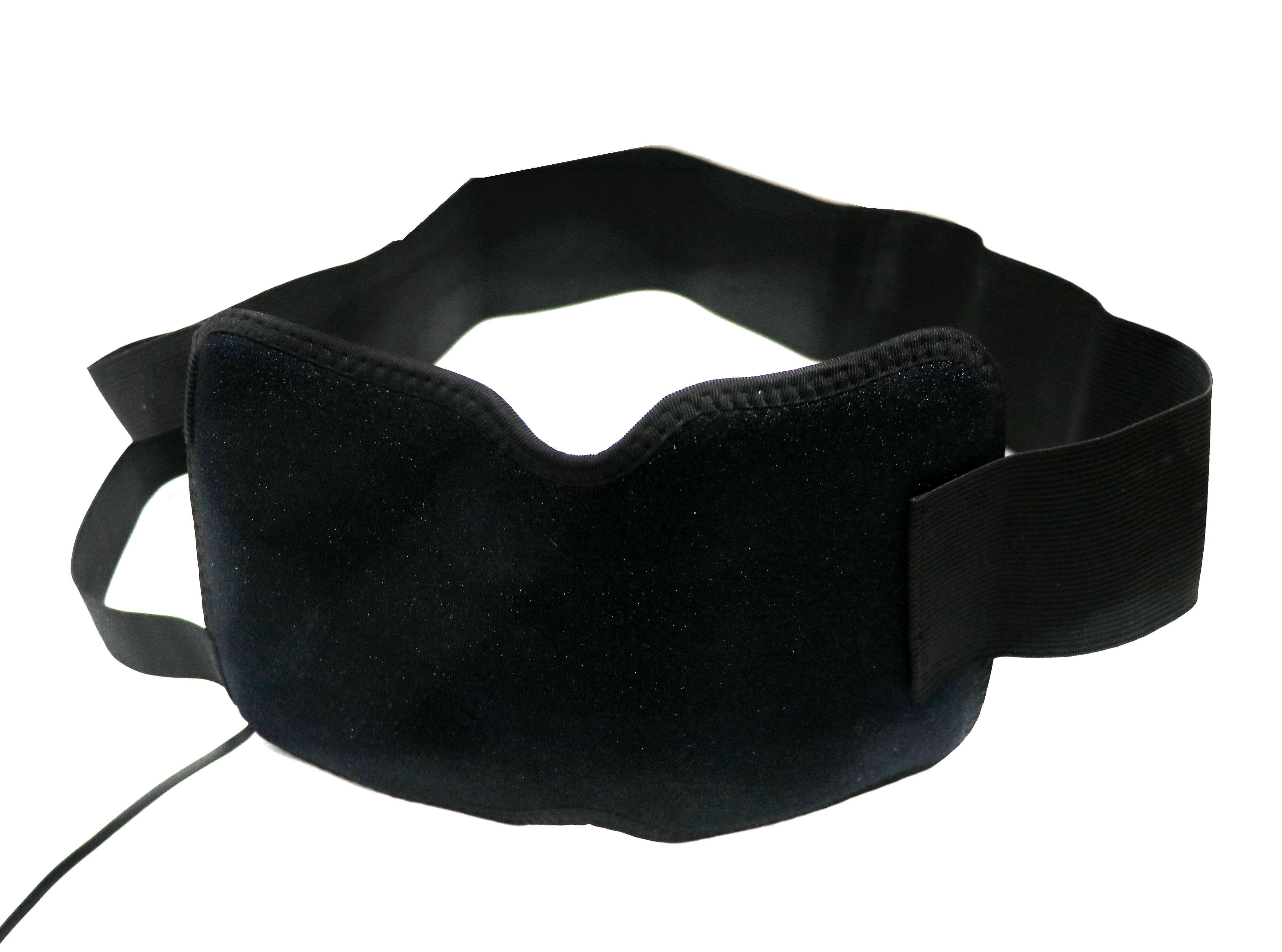 Schwarzes Heizpad mit Klettverschluss und Kabel. Das Pad hat eine geschwungene Form.