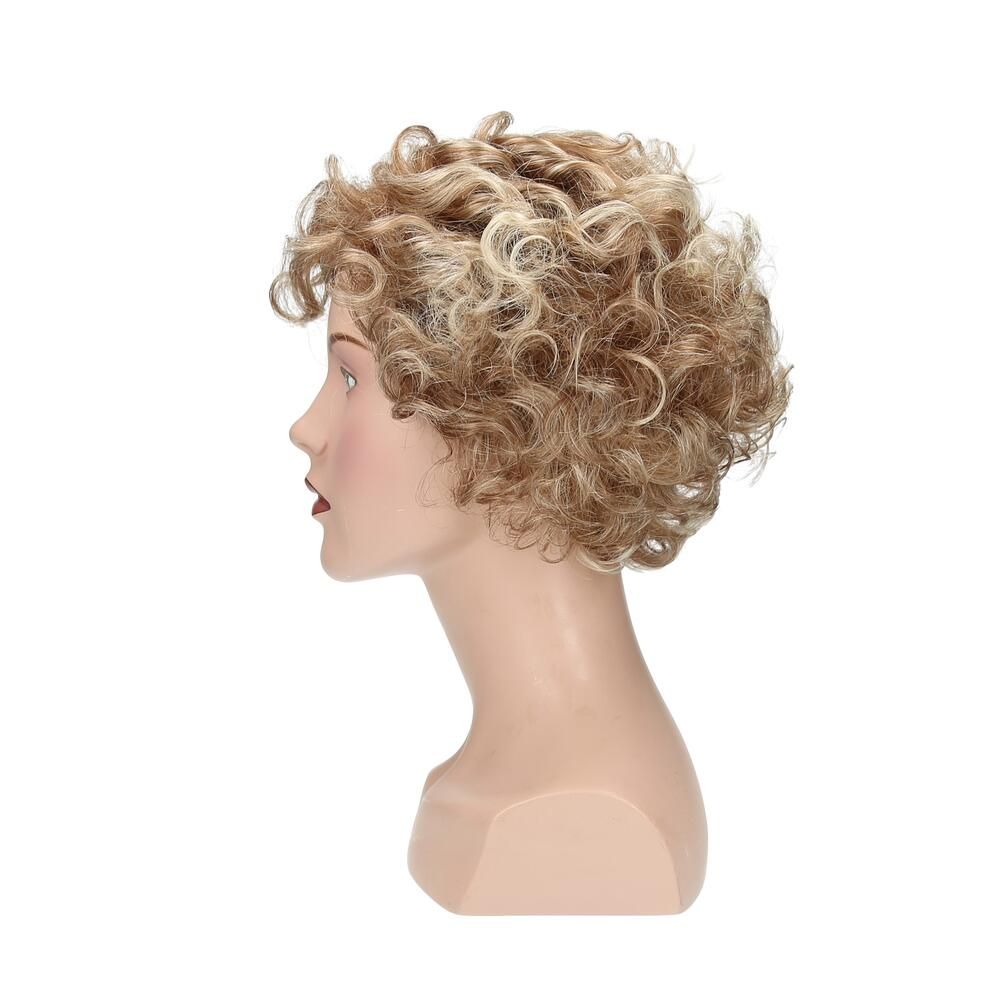 Perücke Maryna von Lofty, blond gelockt, auf einer Büste. Seitenansicht.