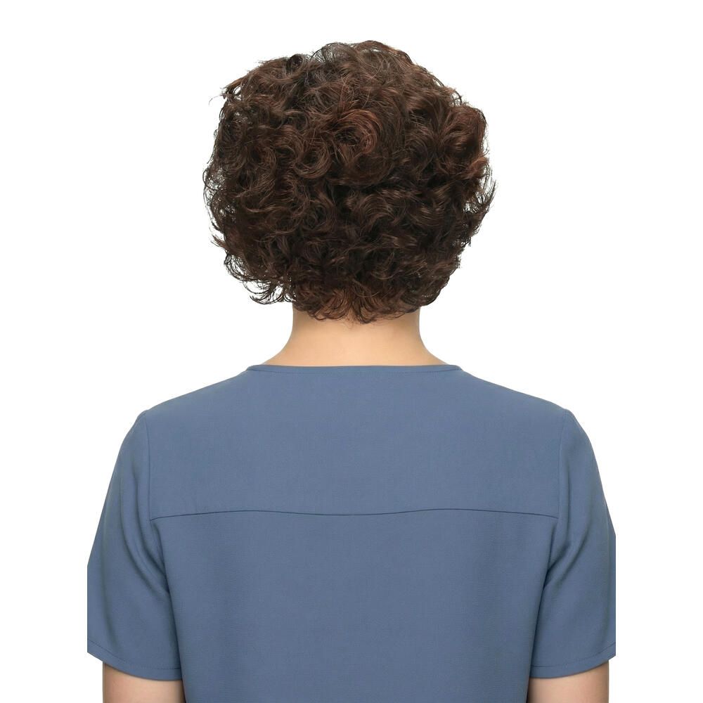 Rückansicht einer Frau mit brauner, lockiger Perücke. Sie trägt ein blaues Oberteil. Hintergrund weiß.