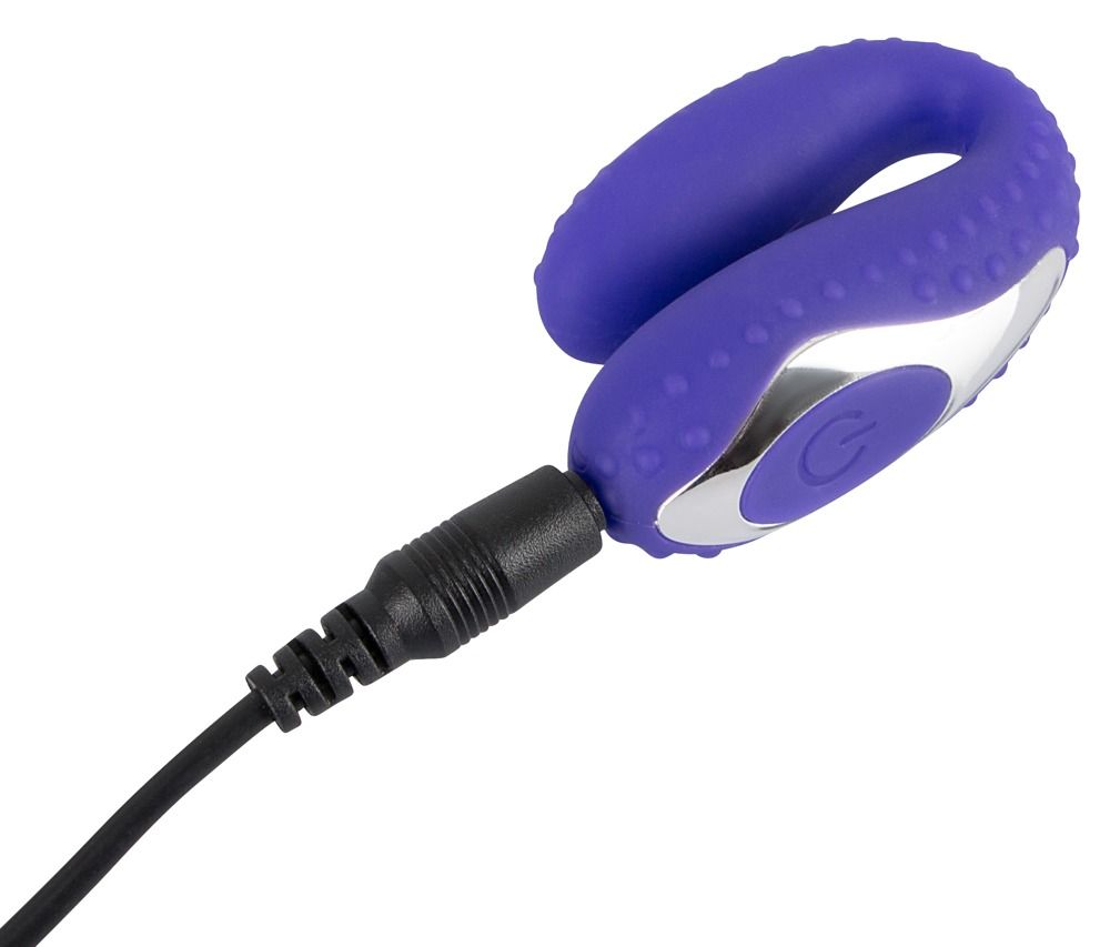 Lila Vibrator mit angeschlossenem Ladekabel. Silberfarbener Knopf. Geriffelte Oberfläche.