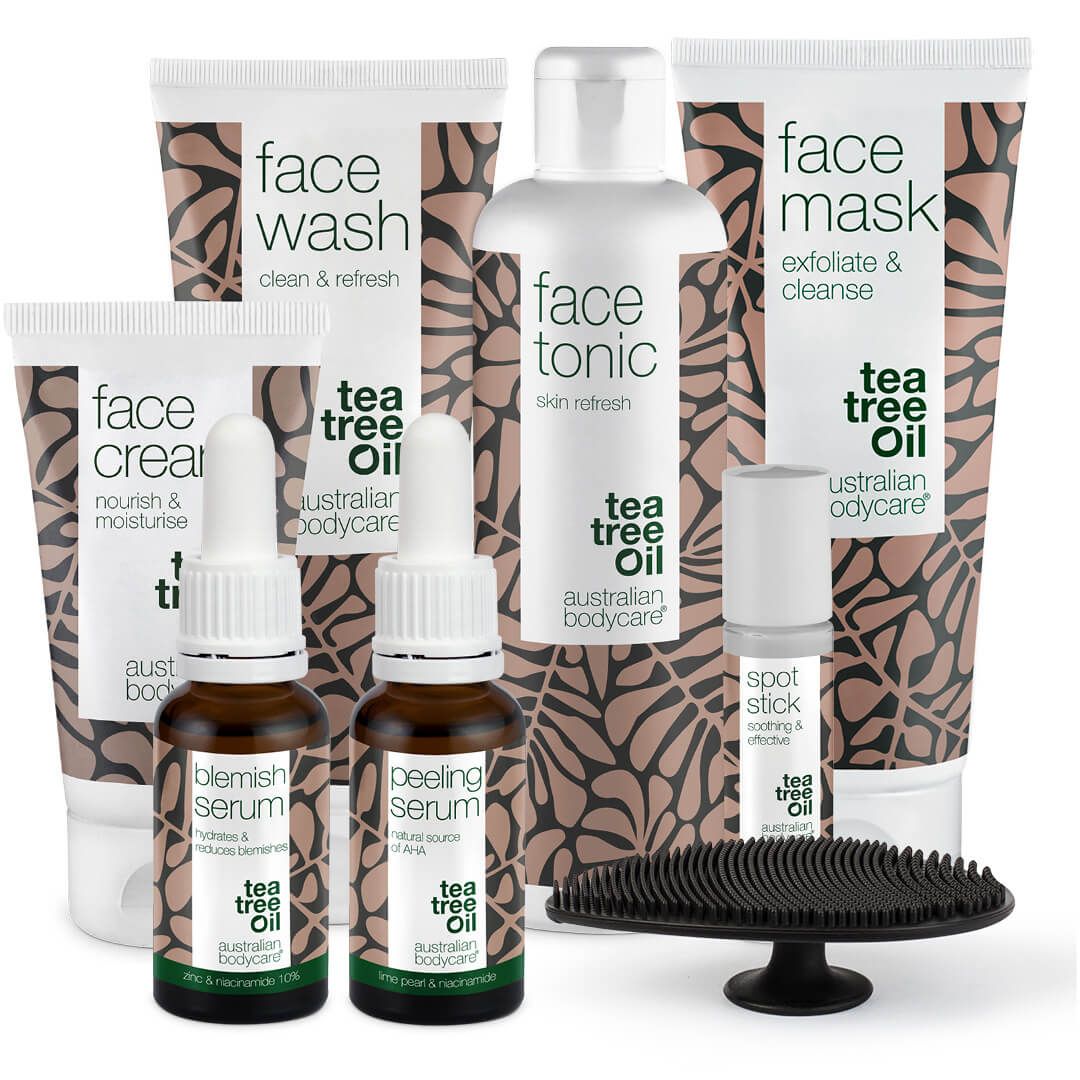 Verschiedene Produkte: Face Wash, Face Tonic, Face Cream, Blemish Serum, Peeling Serum, Spot Stick, Face Mask. Alle mit "Tea Tree Oil".