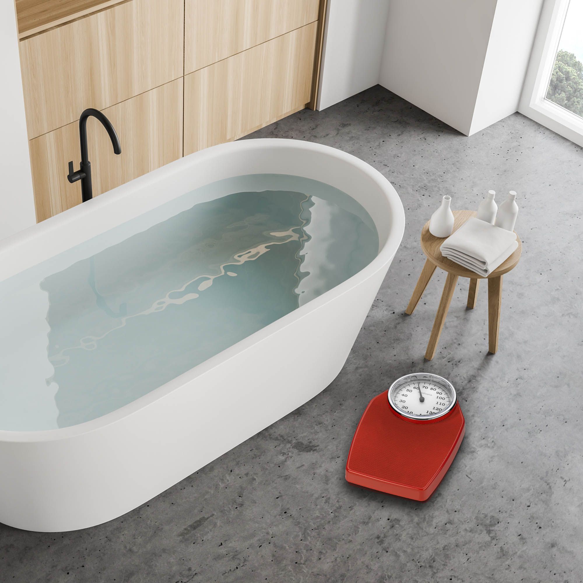 Rote mechanische Personenwaage neben Badewanne. Kontext: Badezimmer mit Badewanne, Hocker und Handtuch.