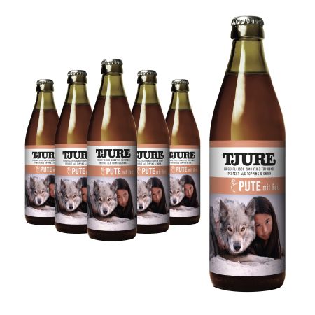Sechs Flaschen Tjure Hund Pute. Jede Flasche zeigt ein Wolf- und Mädchen-Motiv. Aufschrift: Tjure, Pute mit Reh.