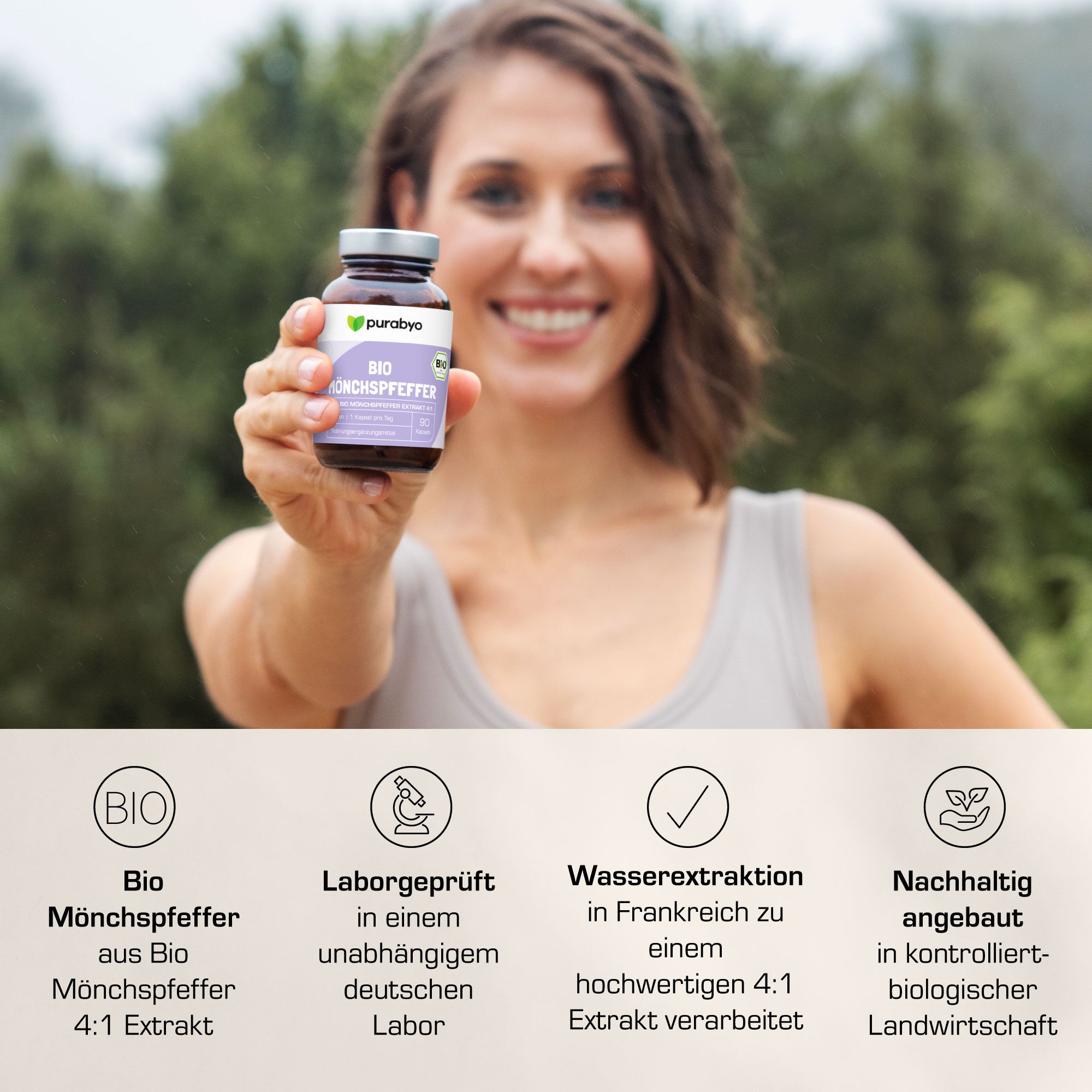 Frau hält eine Flasche mit Produktetikett. Aufschrift: Bio Mönchspfeffer. Bio-Siegel. Laborgeprüft.