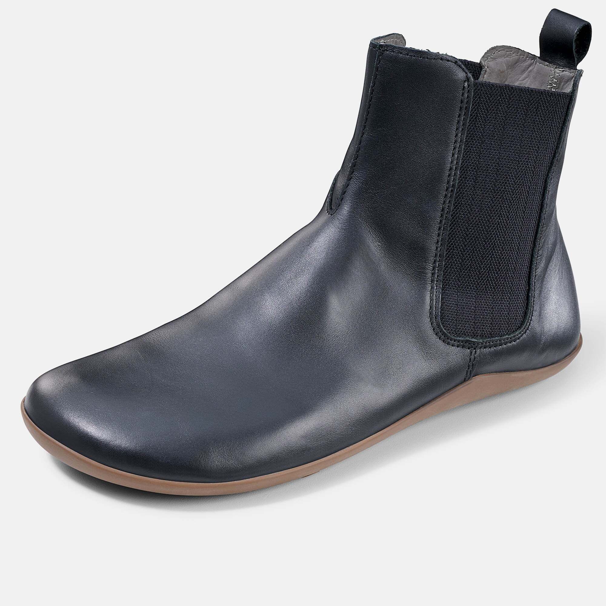 Dunkelblauer Chelsea Boot aus Leder, von unten mit profilierter brauner Sohle.