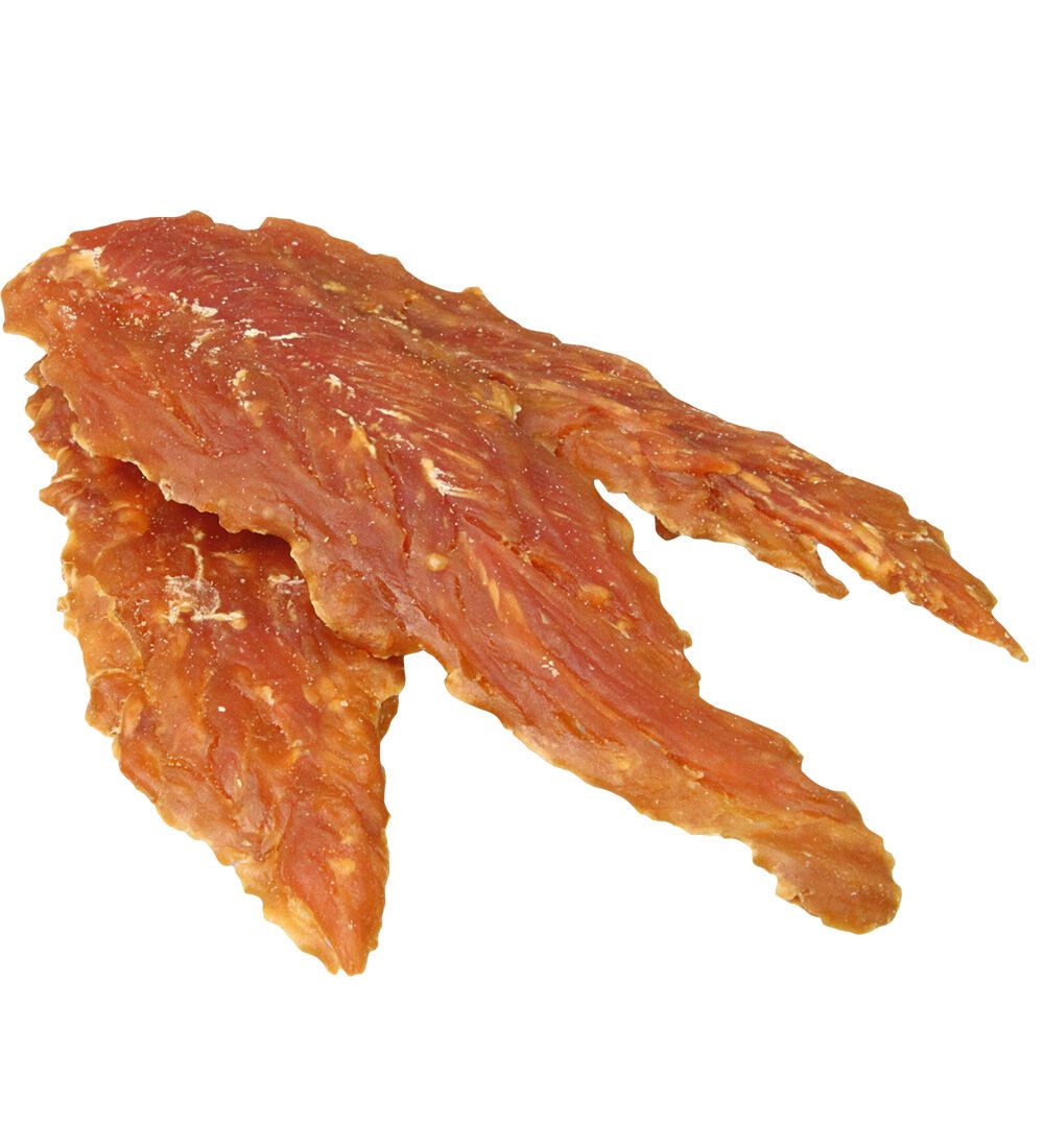 Zwei getrocknete Hähnchenbrustfiletstücke, orangebraun, auf weißem Hintergrund. Knackig und fettarm.