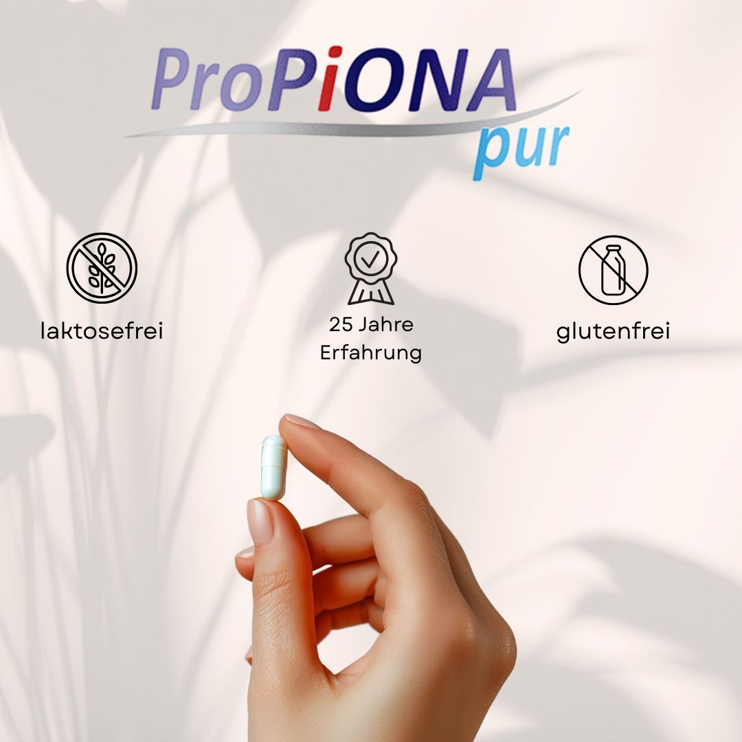 Produktname und Icons: laktosefrei, 25 Jahre Erfahrung, glutenfrei. Hand hält Kapsel. Hintergrund mit Blättern.