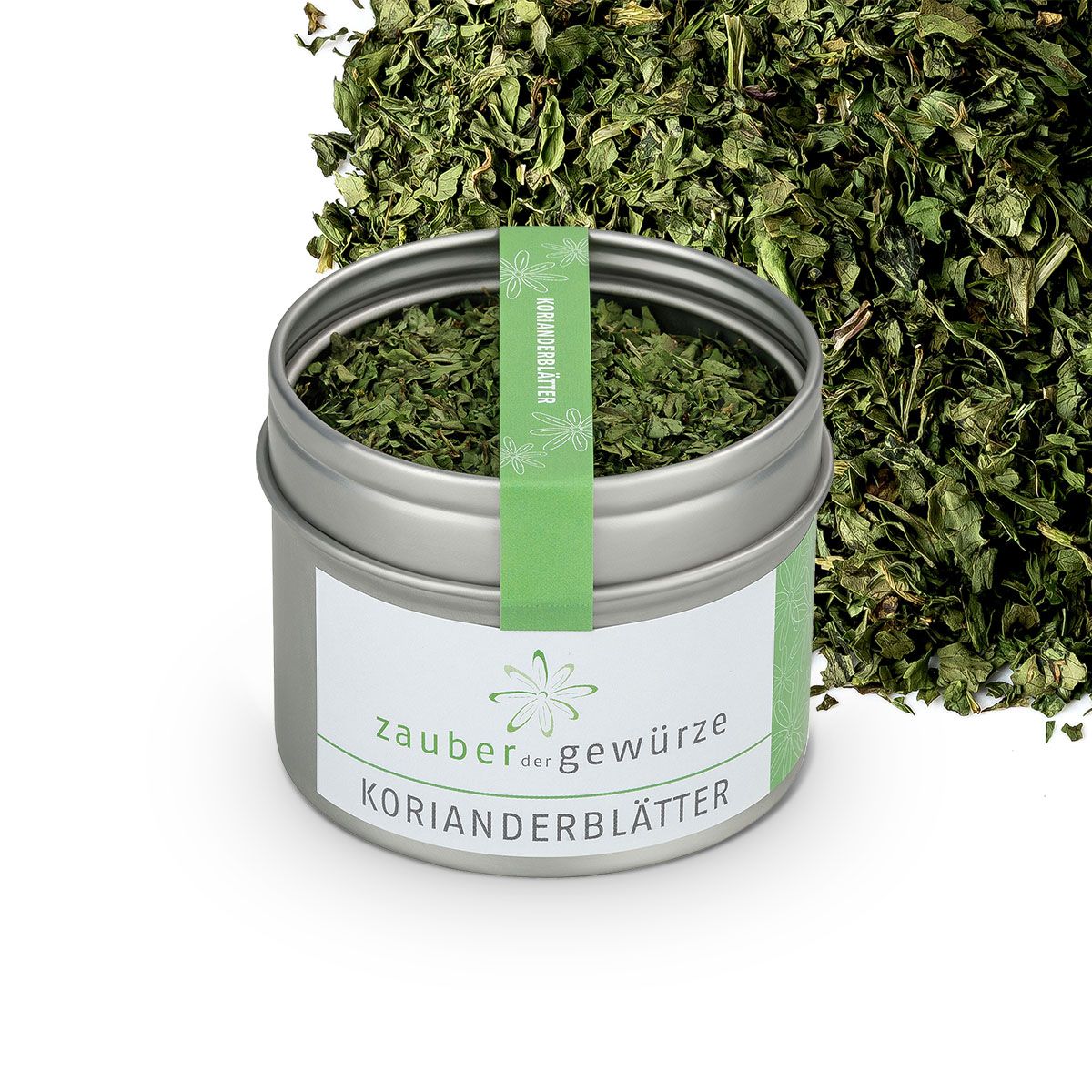 Geöffnete Dose mit Korianderblättern. Etikett mit Schriftzug 'Zauber der Gewürze Korianderblätter'. Grüner Streifen mit Schriftzug.