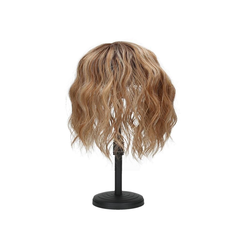 Haarteil mit gewelltem Haar, auf einem schwarzen Ständer. Blonde und braune Farbtöne.