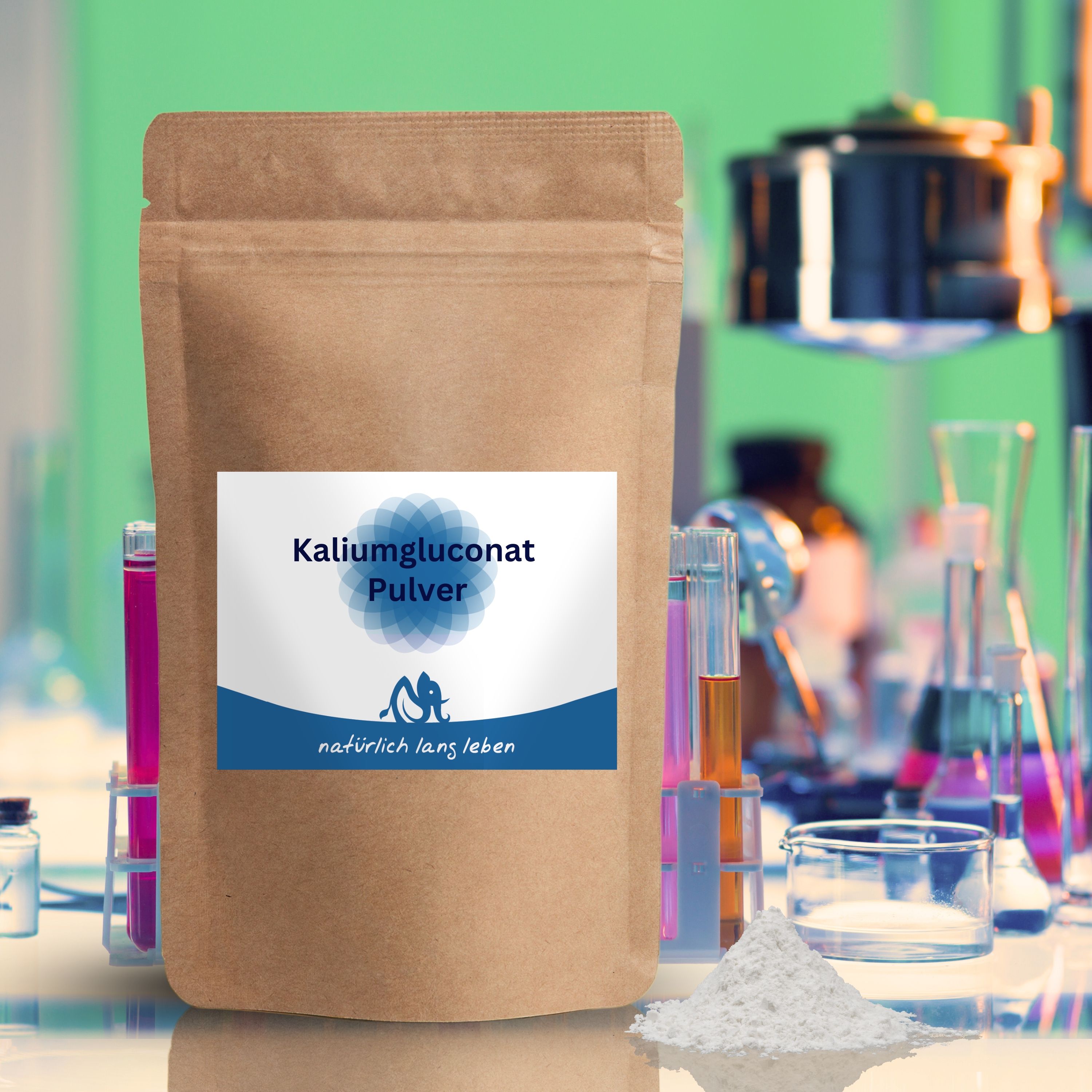 Braune Pulverbeutel mit Etikett, Pulverhaufen im Vordergrund. Laborumgebung mit Reagenzgläsern im Hintergrund.
